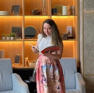 Iulia Simionescu Arhitect si Designer de Interior la ArhiSIM